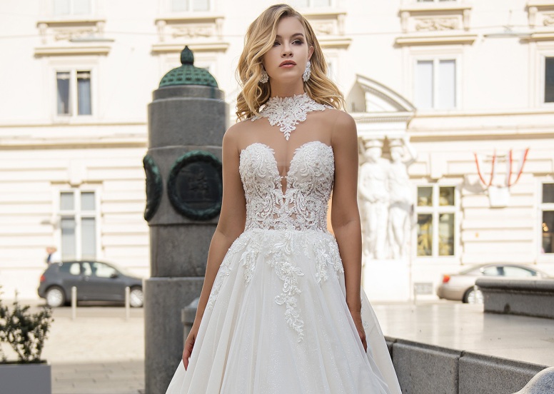 Lace: romanticism in a wedding dress