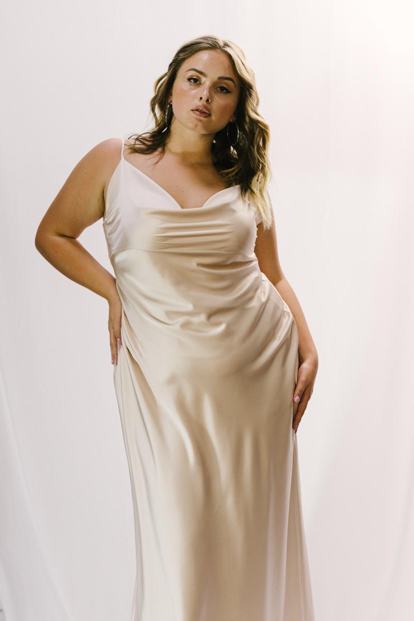How to choose an evening dress for a plus size girl?